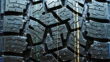 رگه‌های رنگی روی لاستیک‌های نو چیست؟