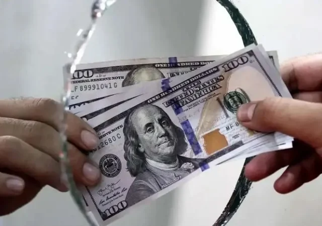 سقوط قیمت دلار در بازار آزاد (۳۰ تیر ۱۴۰۴)