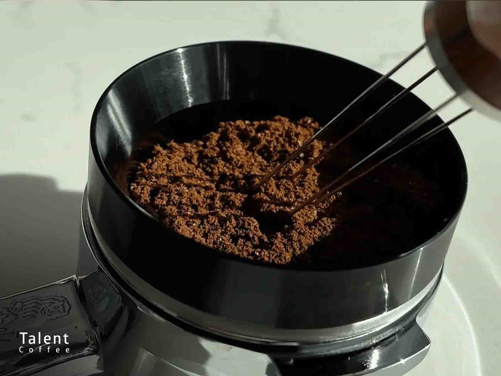 بهترین درجه آسیاب برای تهیهی قهوه اسپرسو تکنیک توزیع یا دیستربیوشن
