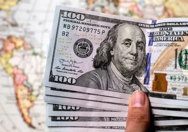 قیمت دلار امروز ساز مخالف زد (شنبه ۱۷ آبان)