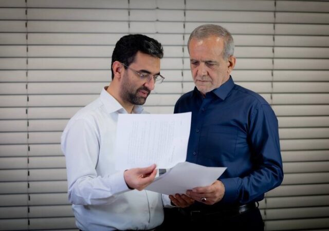 آذری جهرمی: یکی باید مامور صحبتی بی‌پرده با شما شود جناب رئیس جمهور!