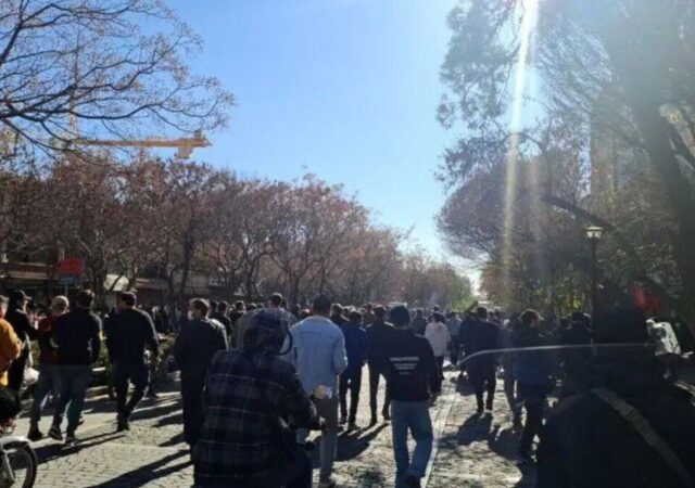 اعتراضات در بازار و شعار دادن کسبه در سبزه میدان و چهارراه استانبول / مغازه‌ها تعطیل شد