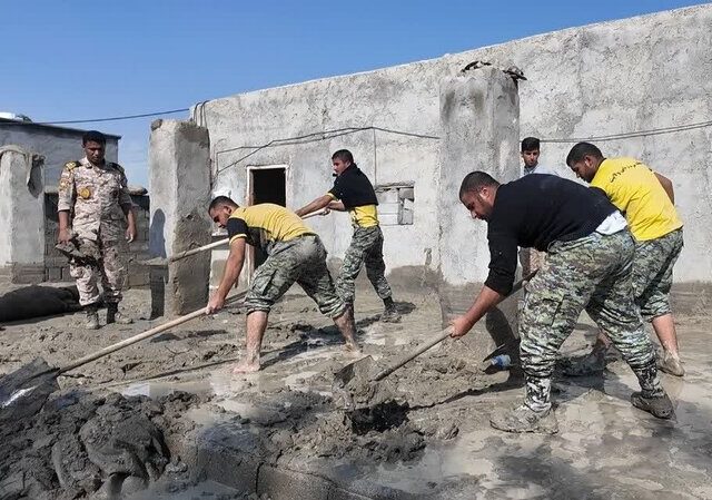 امدادرسانی نیروی دریایی ارتش به سیل‌زدگان بندر جاسک
