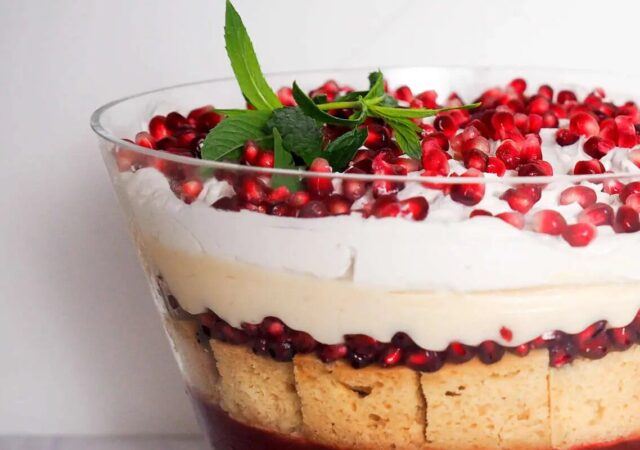 طرز تهیه ترایفل انار؛ دسر شیک و مجلسی برای شب یلدا