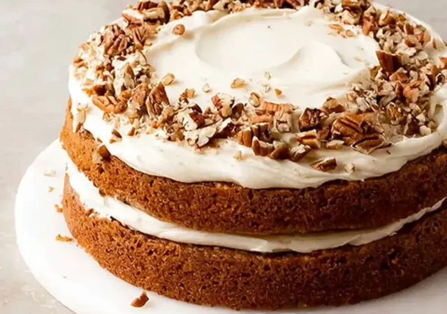 طرز تهیه کیک شیرخشک با بافت خیس و خامه‌ای