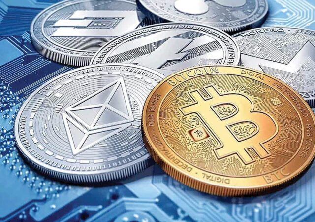 قیمت ارز‌های دیجیتال امروز دوشنبه ۱۷ آذر ۱۴۰۴ / بیت کوین کاهشی و اتریوم در مسیر نوسانی