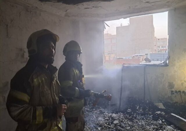 نجات ۱۵ ساکن محبوس در آتش‌سوزی ساختمان مسکونی در نعمت‌آباد