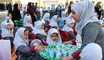 وزیر آموزش و پرورش: شیر فقط در مدارس ابتدایی دولتی توزیع می‌شود