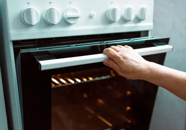 چرا باید فر را پیش از پخت گرم کنیم؟ / راز خوش‌طعم شدن غذا‌ها
