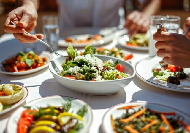 ۶ اشتباه رایج غذایی که رژیم‌تان را از مسیر خارج می‌کند 