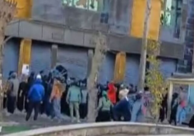 ادامه اعتراضات و درگیری‌ها در ملکشاهی/ تشییع ۲ جان باخته و آتش‌زدن چند بانک