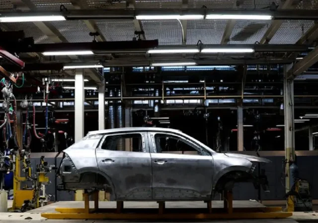 خودروسازان بدون مجوز حق افزایش قیمت ندارند