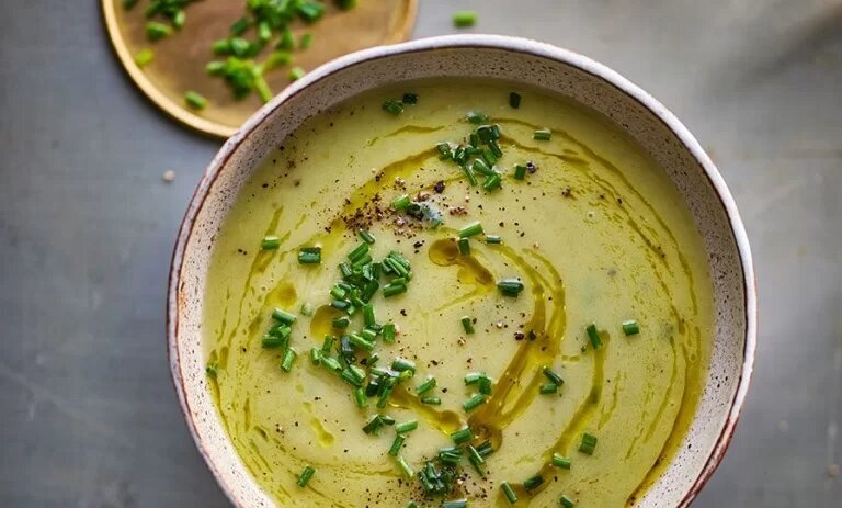 سوپ کرفس ؛ انتخابی دلچسب، سبک و گرم برای هوای برفی سوپ کرفس ؛ انتخابی دلچسب، سبک و گرم برای هوای برفی