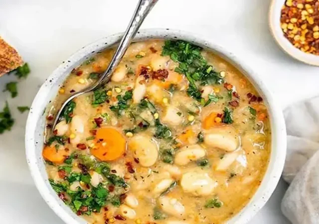 طرز تهیه سوپ سبزیجات لوبیاسفید/ پیش‌غذای خوشمزه و سالم برای شب‌های زمستان