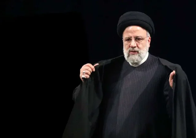 مجسمه شهید رئیسی دوباره در اردبیل نصب شد+ عکس