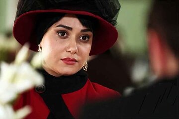 «پریناز ایزدیار» با موبایل در پشت‌صحنه سریال «شهرزاد»؛ سال 94