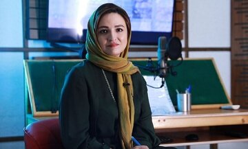  گلاره عباسی ۲۶ ساله در کنار پارسا پیروزفر در پشت‌ صحنه «در چشم باد»/ عکس 
