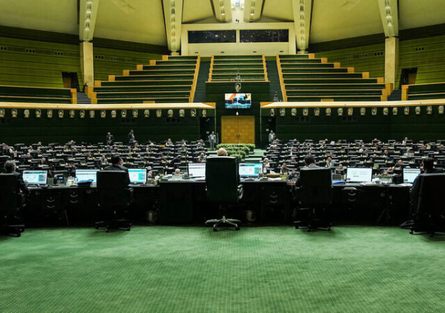 تذکر ۴۳ نماینده به رئیس‌جمهور؛ مذاکرات باید در خدمت حقوق ملت باشد