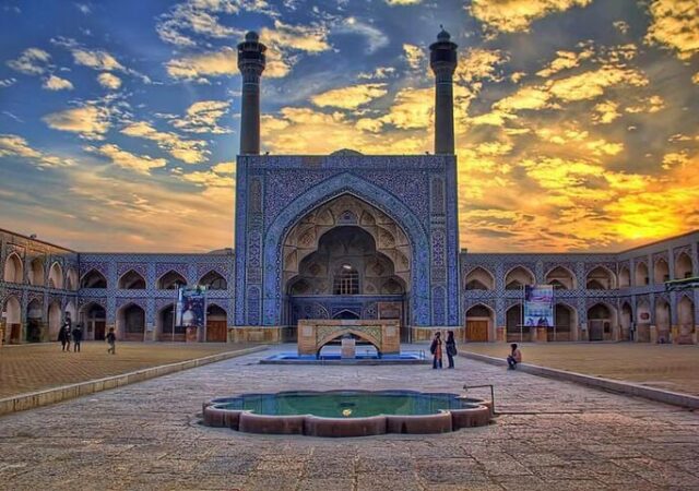 دعوت از کارشناسان یونسکو برای بررسی عبور مترو از جوار مسجد جامع اصفهان 