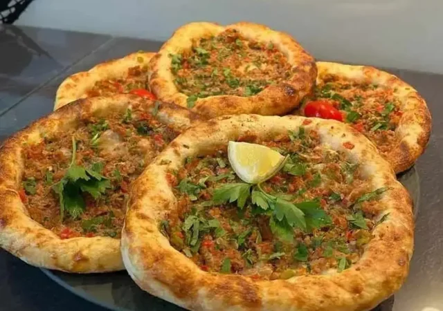 طرز تهیه پیتزا ترکی خوشمزه و پر ملات با روش خانگی