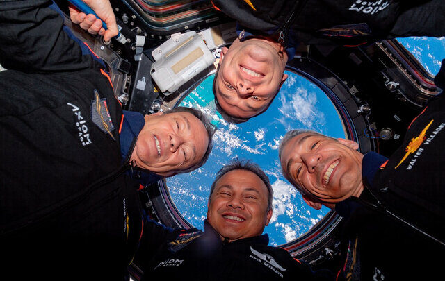 فضانوردان می‌توانند با موبایل به ماه سفر کنند