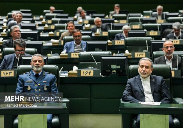 وقتی کاغذ تنها می‌ماند؛ از منچوری تا یک قاب در مجلس