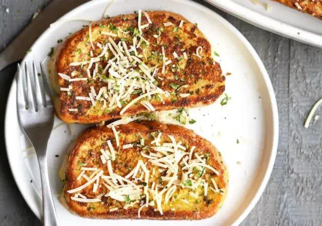 پخت تست فرانسوی خوشمزه با عطر سیر و پنیر پارمسان