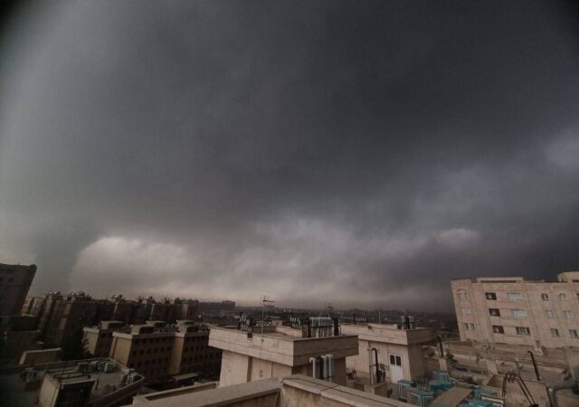 آخرین وضعیت تهران / چرا آسمان تهران مانند شب شد؟