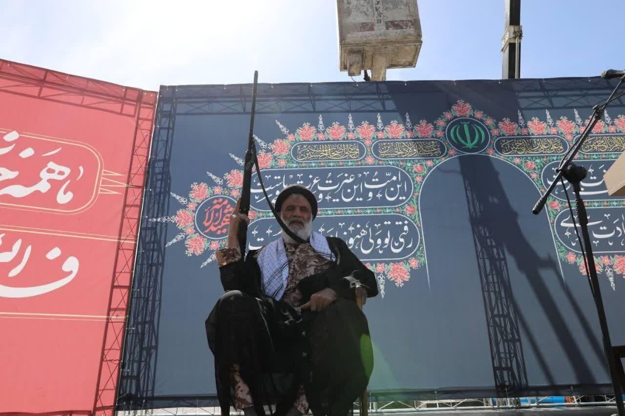 تصویر توجه برانگیز امام جمعه اهواز در شرایط جنگی کشور