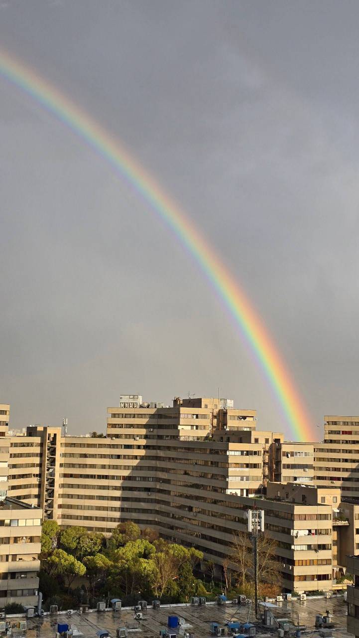 رنگین کمان در تهران پیش از لحظه تحویل سال