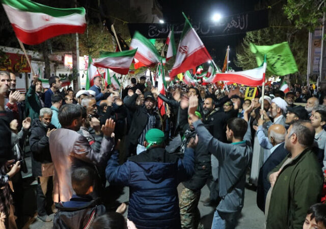 اجتماع پرشور ساوجی‌ها در حمایت از نیروهای مسلح