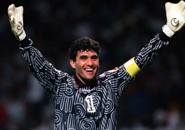 احمدرضا عابدزاده در آمریکا پا به توپ شد