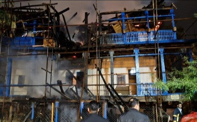 تصاویری از حریق خانه سنتی در پارک بعثت لاهیجان