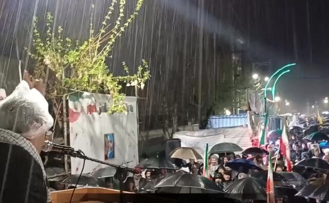 جلوه هایی از حضور باشکوه شبانه مردم میاندوآب در میدان زیر بارش باران