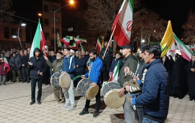 دمام‌زنی و سنج‌کوبی جوانان بیجاری در اجتماع مردمی