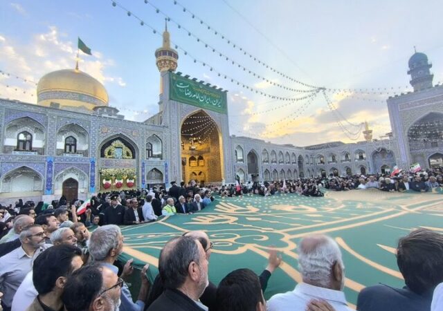 رونمایی از ابرپرچم نقشه ایران در حرم رضوی