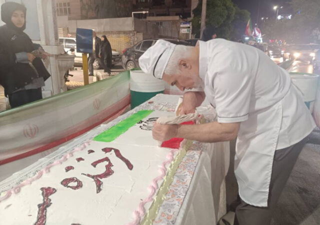 طعم شیرین ارادت؛ پخت کیک ۸ متری در مشهد
