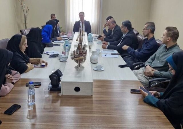 فرماندار تنگستان: عزت ایران در گرو هدایت معلمان و بصیرت ملت است