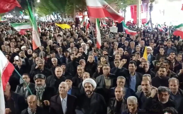 قیام شبانه مردم میاندوآب در حمایت از وطن تداوم دارد