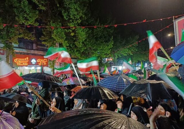 میدان‌داری مردم خرم‌آباد زیر بارش باران