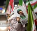 پرچم داری دختر بچه کرمانی در کف میدان آزادی کرمان