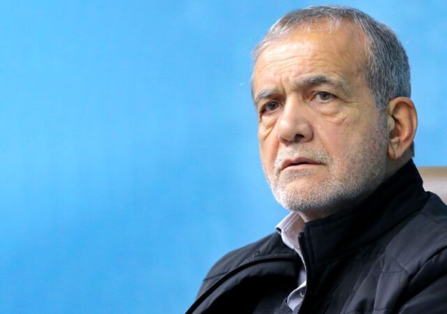 پزشکیان: ارتش در دفاع از امنیت ایران درنگ نمی‌کند/ ارتش در سخت‌ترین میدان‌ها، حضوری تعیین کننده داشته