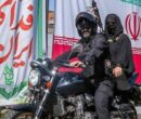 یک تصویر متفاوت/ بانوی مسلح روی موتور در میادین تهران + عکس