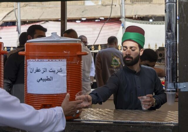 ارائه خدمات متنوع موکب حرم حضرت عباس (ع)به زائران روز عرفه در کربلا