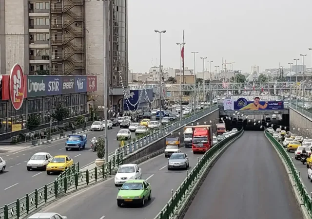 اشتباه عجیب روی بیلبورد نصب شده در خیابان‌های تهران خبرساز شد+ عکس