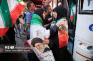 تجمع‌کنندگان میدان انقلاب ۱۰۰ زائر اولی کربلا را بدرقه کردند