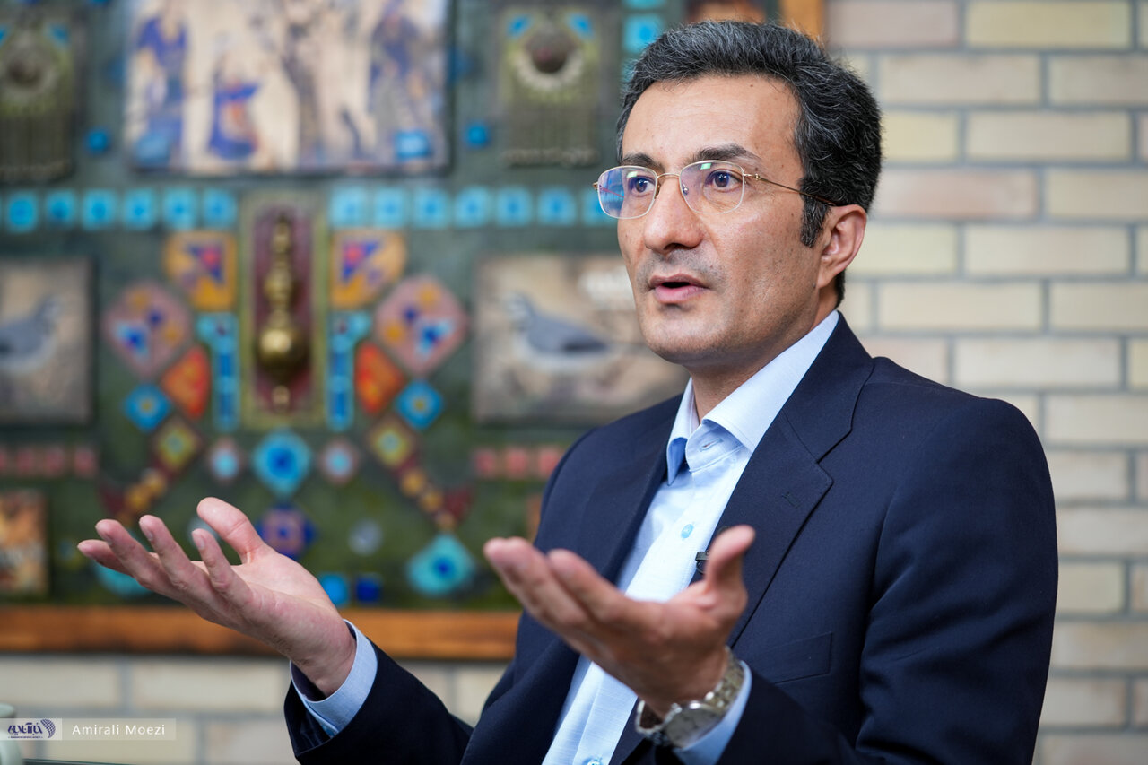 میانگین سنی سیاست‌گذاران آموزش و پرورش بالای ۶۳ سال است؛ هنوز به آستین کوتاه و مقنعه رنگی معلم گیر می‌دهند/ ۵۰ هزار طلبه بدون آموزش وارد مدرسه شدند