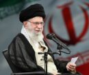اهدای پرچم گنبد حرم مطهر حسینی، برای تکریم و بدرقه پیکر رهبر انقلاب+ عکس