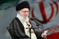 اهدای پرچم گنبد حرم مطهر حسینی، برای تکریم و بدرقه پیکر رهبر انقلاب+ عکس