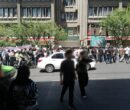 تجمع اعتراضی دانش‌آموزان مقابل وزارت آموزش و پرورش: در شرایط جنگی چگونه درس می‌خواندیم؟/ «حداقل تاثیر قطعی معدل را بردارید»